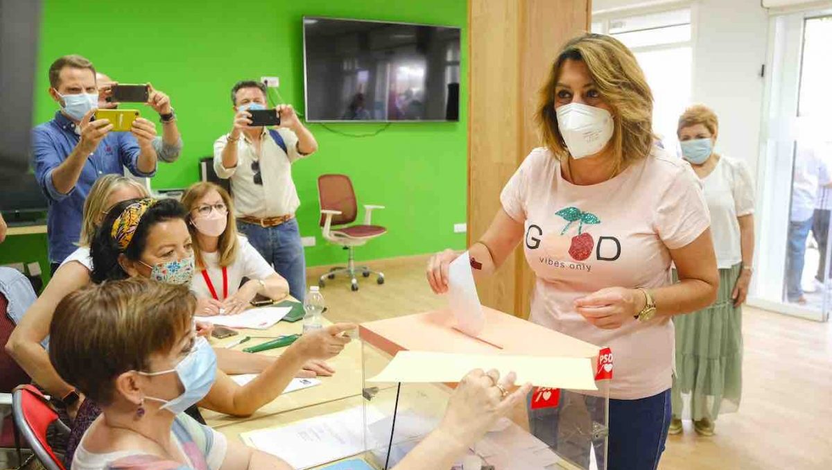 Susana Díaz vota este domingo en las primarias del PSOE-A, en Sevilla (RAÚL DÍAZ).