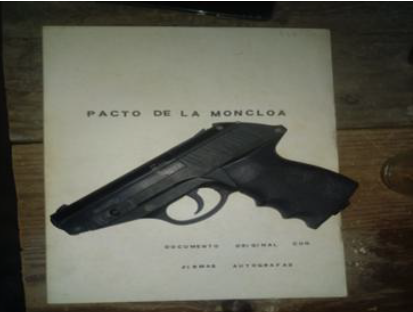Imagen de una pistola sobre un documento denominado Pacto de la Moncloa.