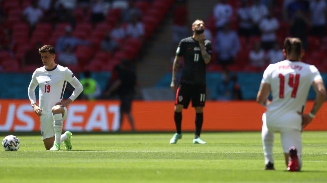 Los jugadores de la selección inglesa se arrodillan antes del partido ante Croacia. (Getty)