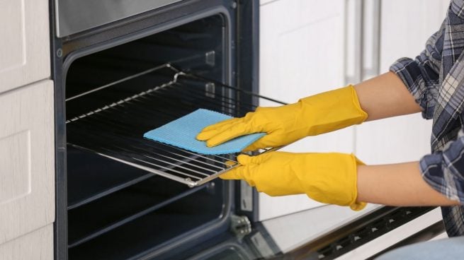 Tu horno como nuevo en minutos: el truco para limpiar la parrilla y dejarla impoluta