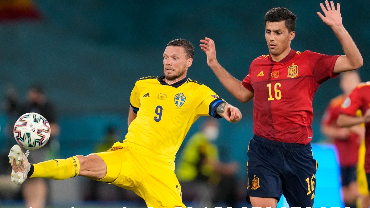 Rodri pelea un balón durante el España-Suecia. (AFP)