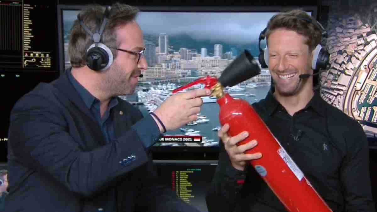 Un periodista regala a Romain Grosjean un extintor para su estreno en la Indycar. (Captura de pantalla)