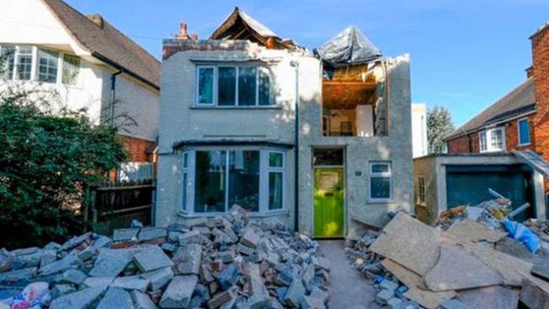 Casa destrozada por el albañil