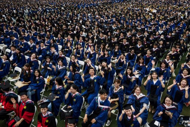 Miles de estudiantes esperan el momento de su graduación en Wuhan, epicentro de la pandemia de coronavirus. Foto: AFP