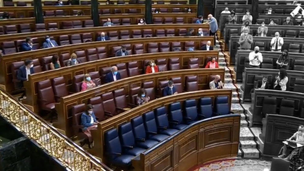 Diputados del PSOE aplauden despenalizar las injurias a la Corona