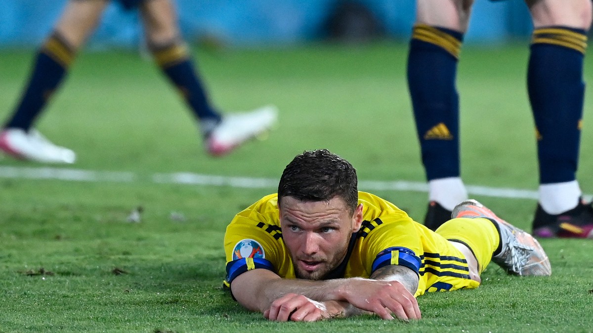 Marcus Berg se lamenta después de fallar una ocasión muy clara ante España. (AFP)