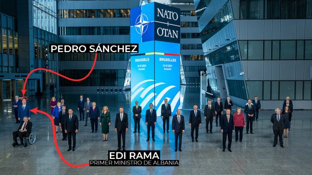 La OTAN esconde a Sánchez: sólo sale de refilón en una de las 26 fotografías oficiales de la cumbre