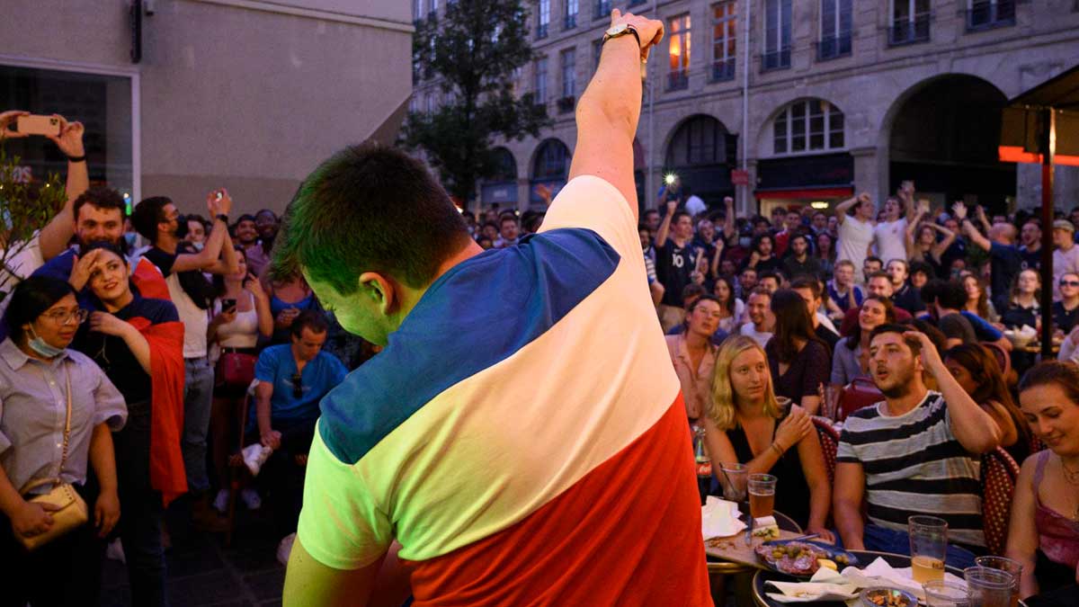 Celebración por una victoria de Francia en la Eurocopa con gente sin mascarilla en París. Foto: EP