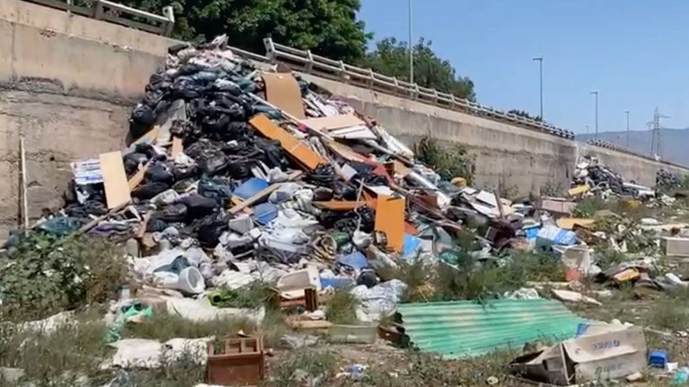 Pirámides de escombros en el río Andarax (Almería): Vox denuncia que la lluvia empujará la basura al mar.