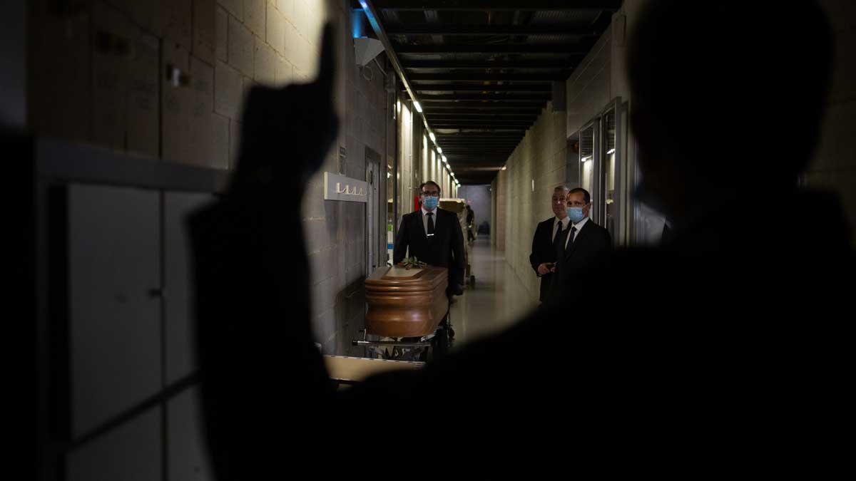 Empleados de una funeraria española custodian un ataúd. (Foto: EP)