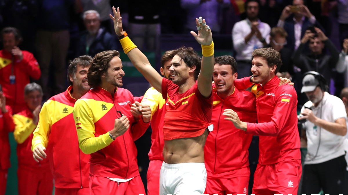 Nadal, con sus compañeros tras conquistar la Copa Davis. (Getty)