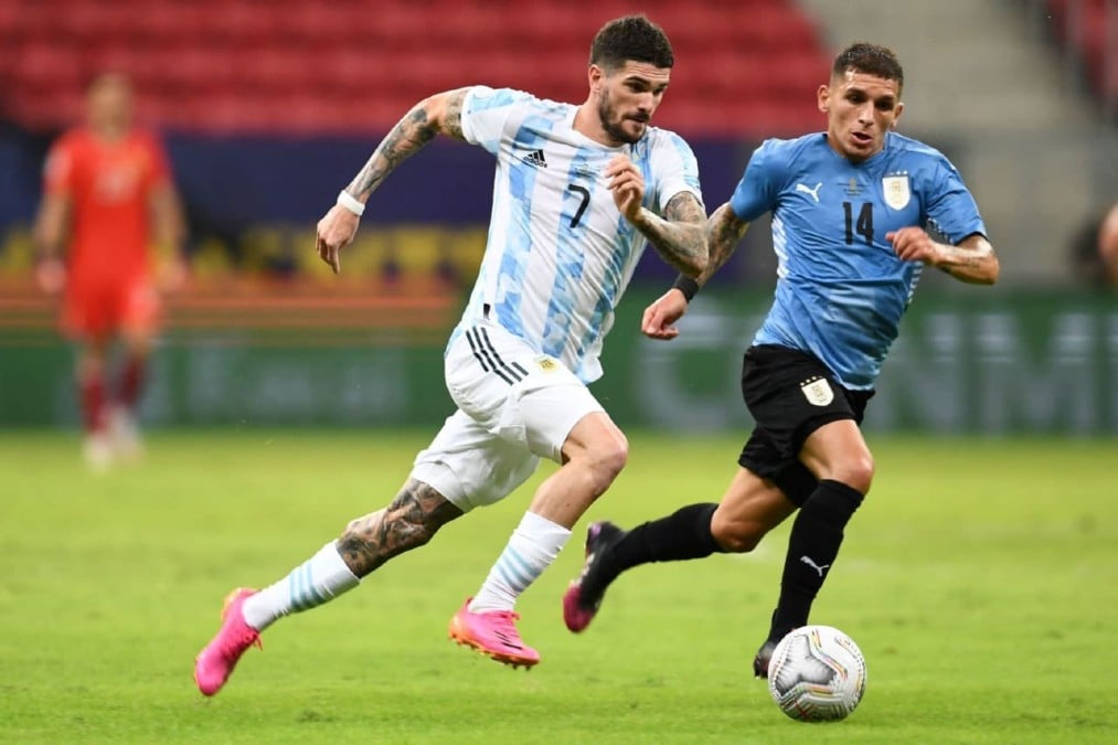 De Paul ante Torreira, en un momento del Argentina-Uruguay.