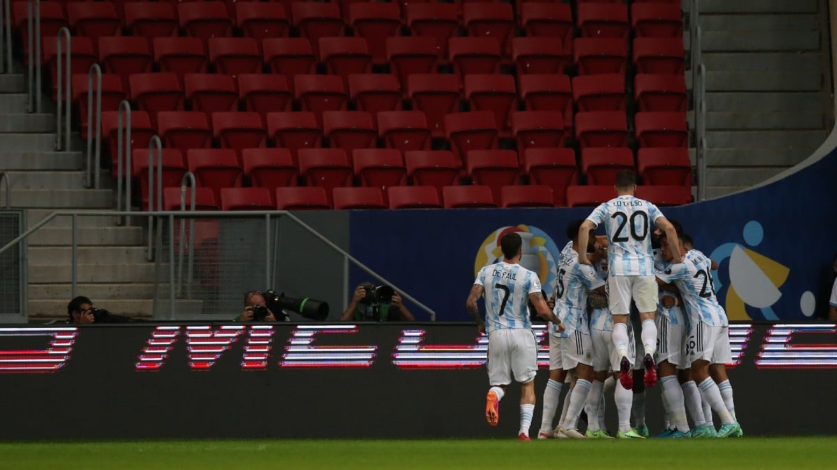 Los jugadores argentinos celebran el tanto de Guido Rodríguez ante Uruguay. (Getty)