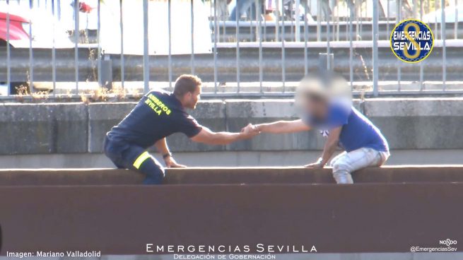 Un bombero de Sevilla salva la vida a un hombre.