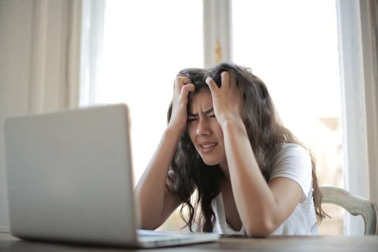 Las verdaderas causas de sufrir hormigueo y pinchazos en la cabeza