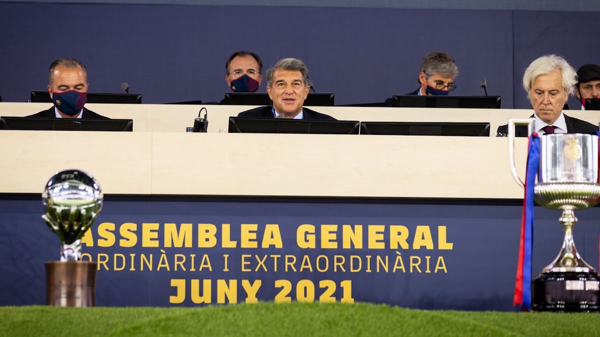 Joan Laporta, en el centro, durante la Asamblea General. (@FCBarcelona_es)