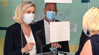 Marine Le Pen vota en las elecciones regionales francesas (Foto: AFP)