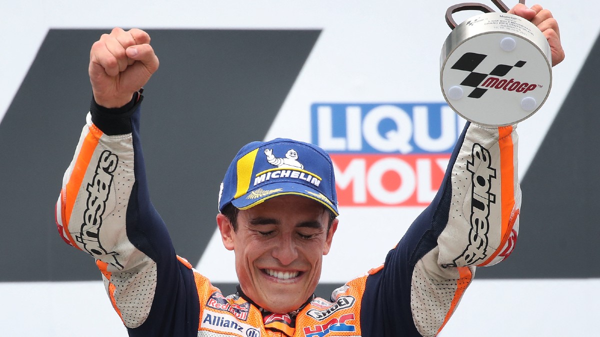 Marc Márquez levanta el trofeo del Gran Premio de Alemania. (AFP)