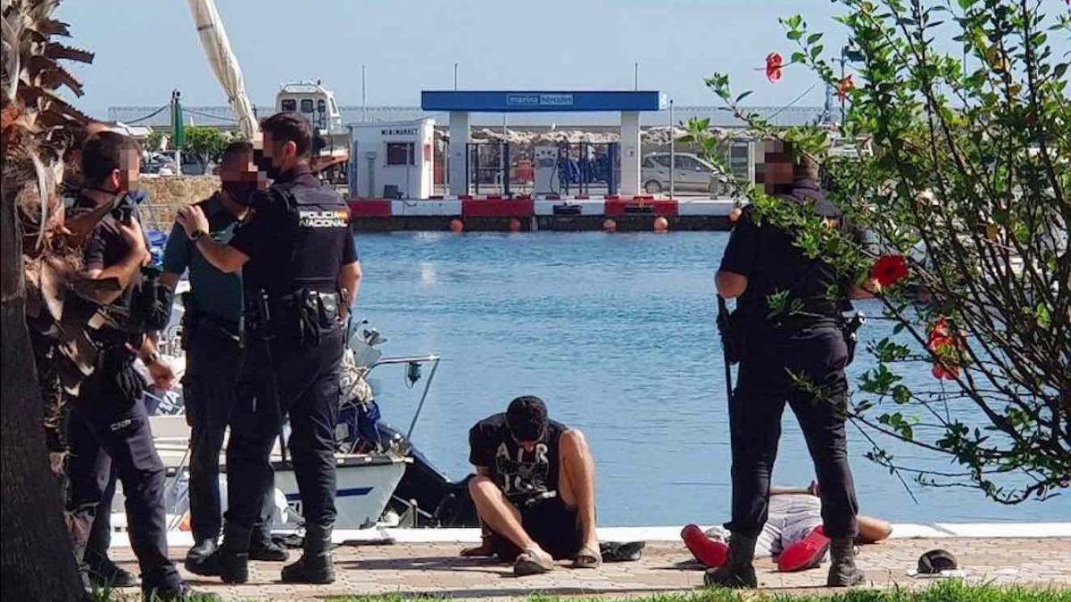 Dos de los inmigrantes ilegales detenidos en Ceuta (RUBÉN PULIDO).