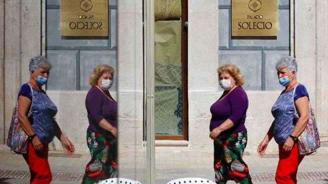 Andalucía contradice a Sánchez y recomienda «de forma vehemente» el uso de mascarillas en exteriores