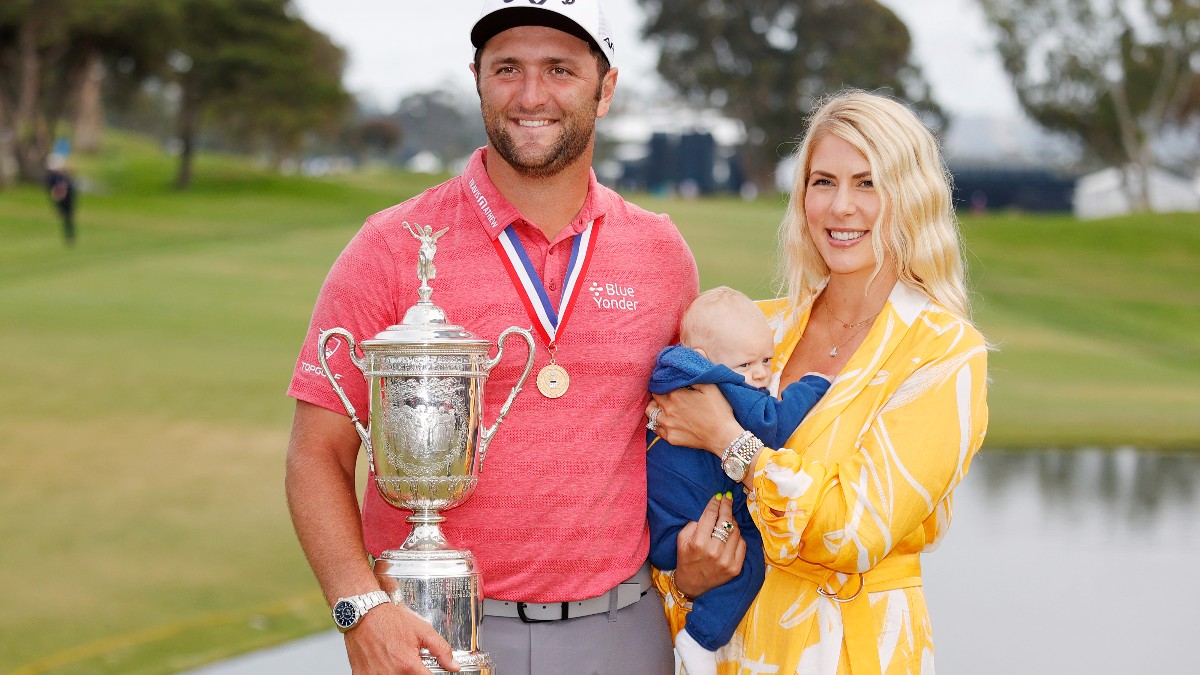 Jon Rahm posa con el trofeo junto a su mujer, Kelley, y su hijo, Kepa. (AFP)