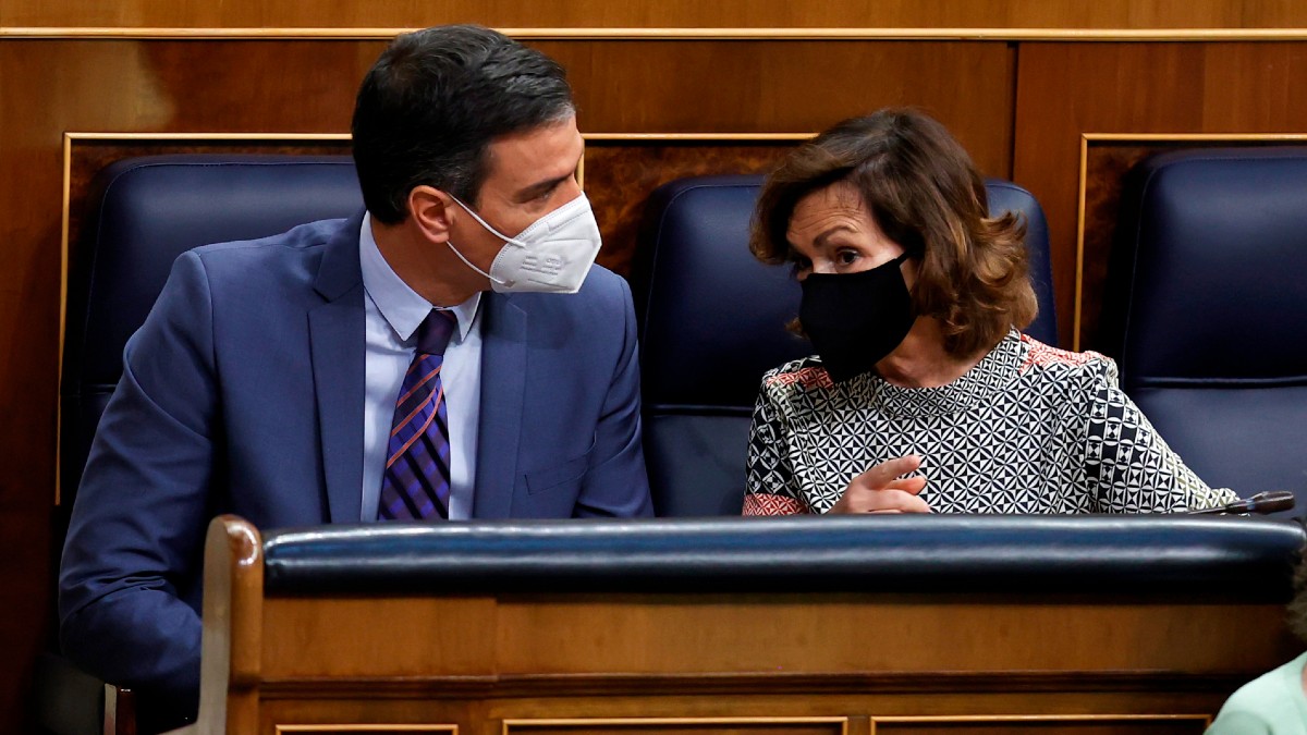 Pedro Sánchez y Carmen Calvo, ambos en el Congreso. (Foto: Efe)