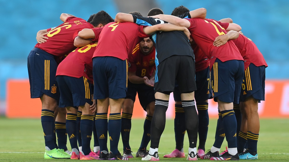 Los jugadores de España se abrazan antes de un partido. (Getty)