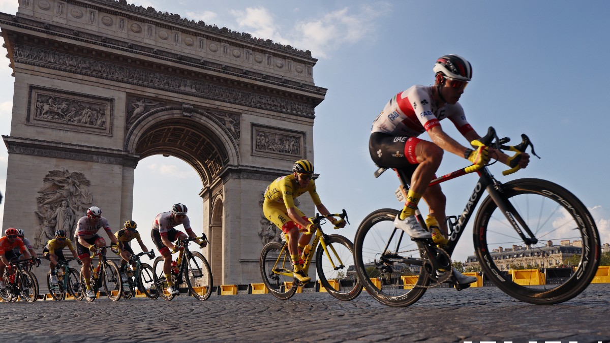 Los ciclistas, en la última etapa de 2020. (AFP)