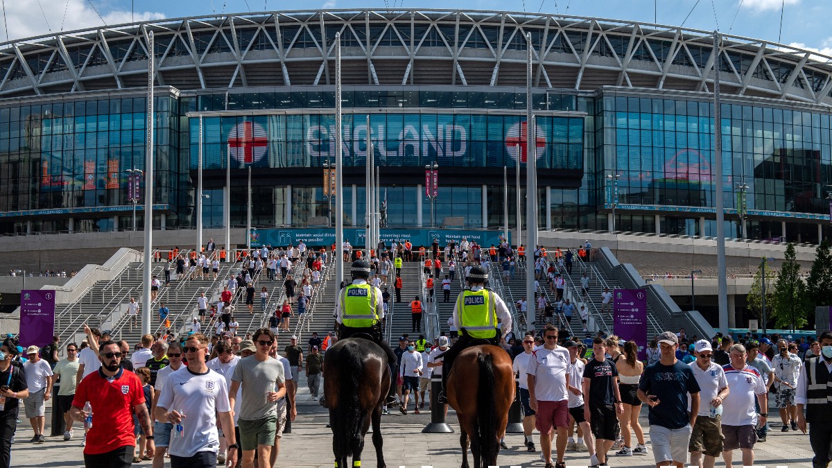 Aficionados entran a Wembely antes de un partido de Inglaterra en la Eurocopa 2020. (Getty)