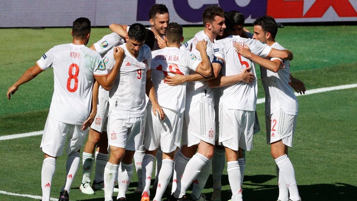 Los jugadores de la selección española celebran un gol contra Eslovaquia. (AFP)