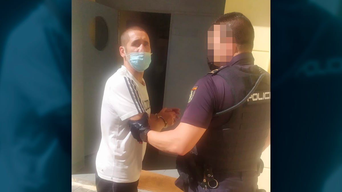 Poli Díaz detenido por un policía.
