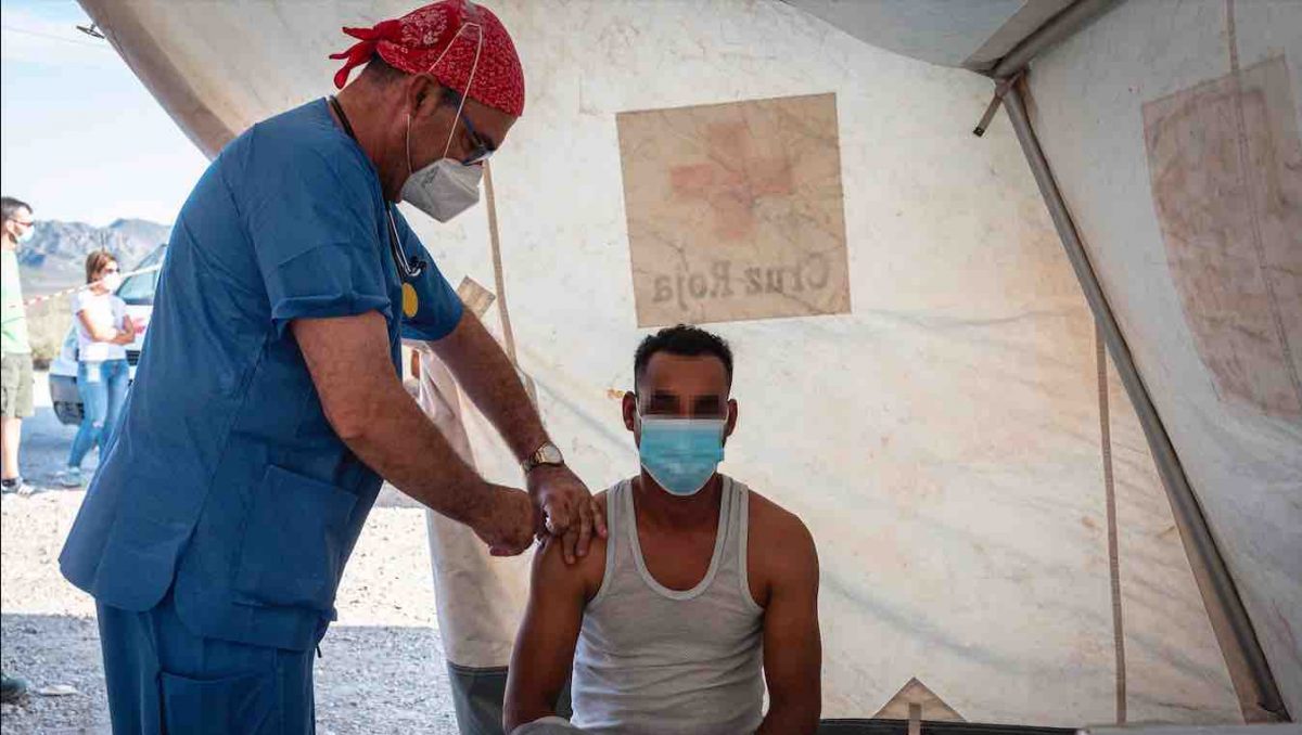 Un jornalero recibe la vacuna contra el Covid-19 en un asentamiento de Níjar, Almería (ADRIÁ SALIDO / EUROPA PRESS).
