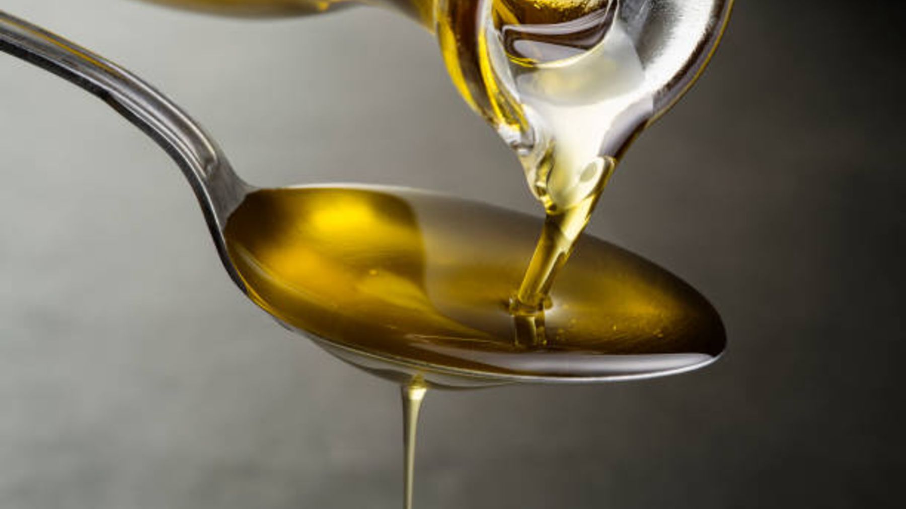 Los expertos aconsejan utilizar aceite de oliva en lugar de mantequilla o margarina.