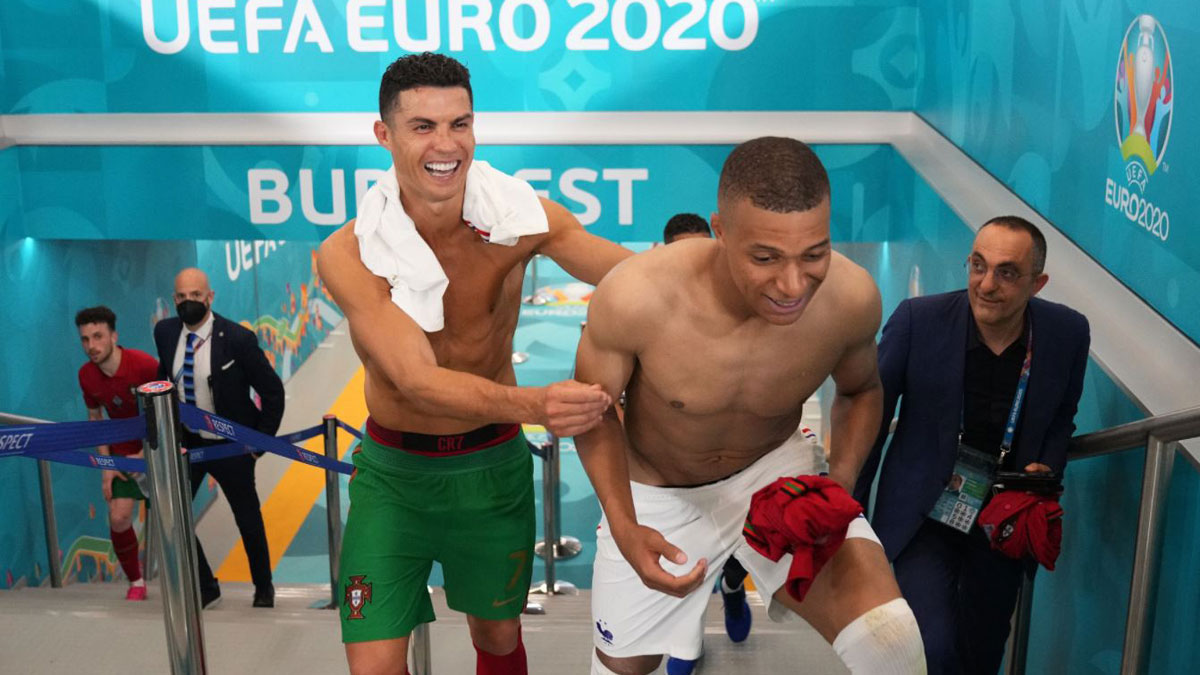 Cristiano Ronaldo y Kylian Mbappé tras el Portugal – Francia de la Eurocopa (UEFA)