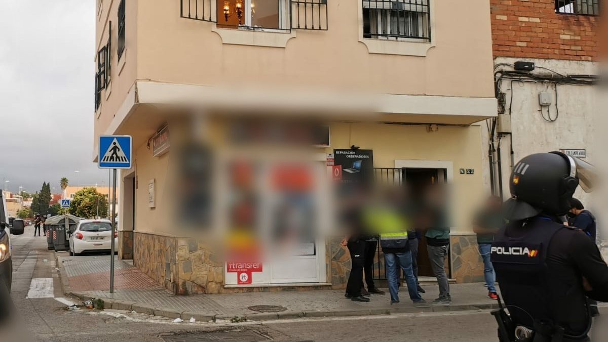 Agentes de la Policía Nacional desplegados en Algeciras.