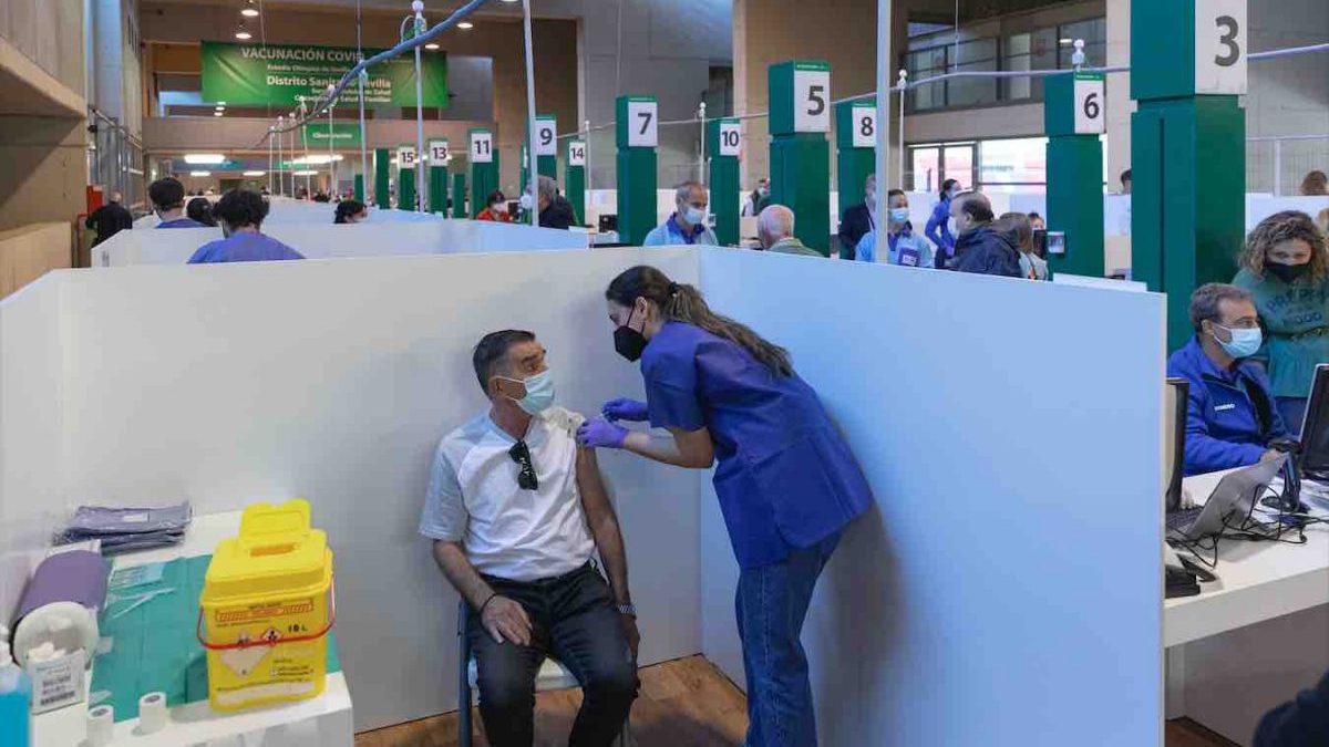 Un hombre es vacunado en el Estadio de La Cartuja de Sevilla (MARÍA JOSÉ LÓPEZ / EUROPA PRESS).