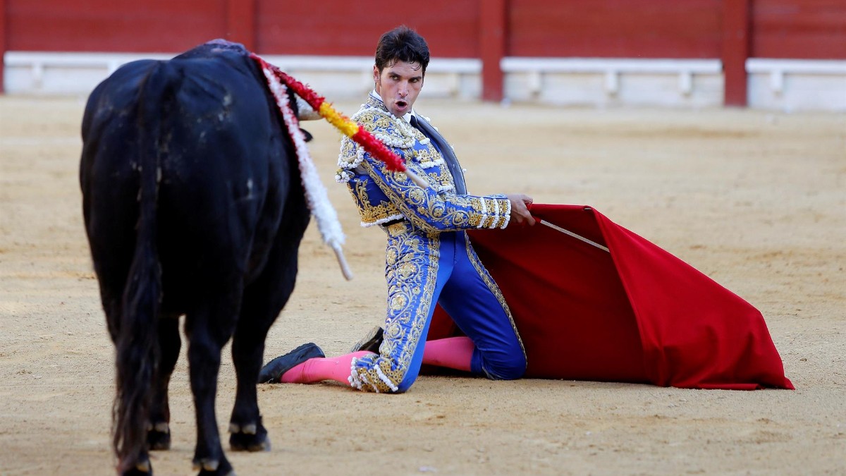 El diestro Cayetano, que cortó dos orejas, se planta de rodillas ante uno de los de su lote.