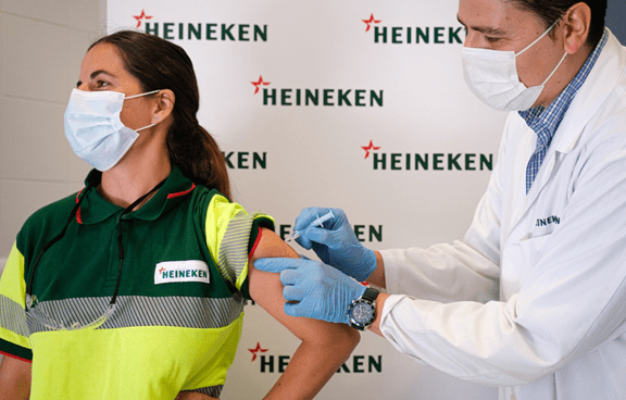 Heineken España contribuye a la lucha contra el Covid-19 y vacuna a su plantilla