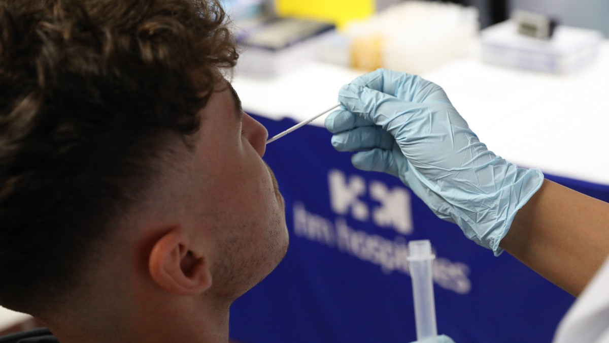 Un sanitario realiza un test de antígenos.