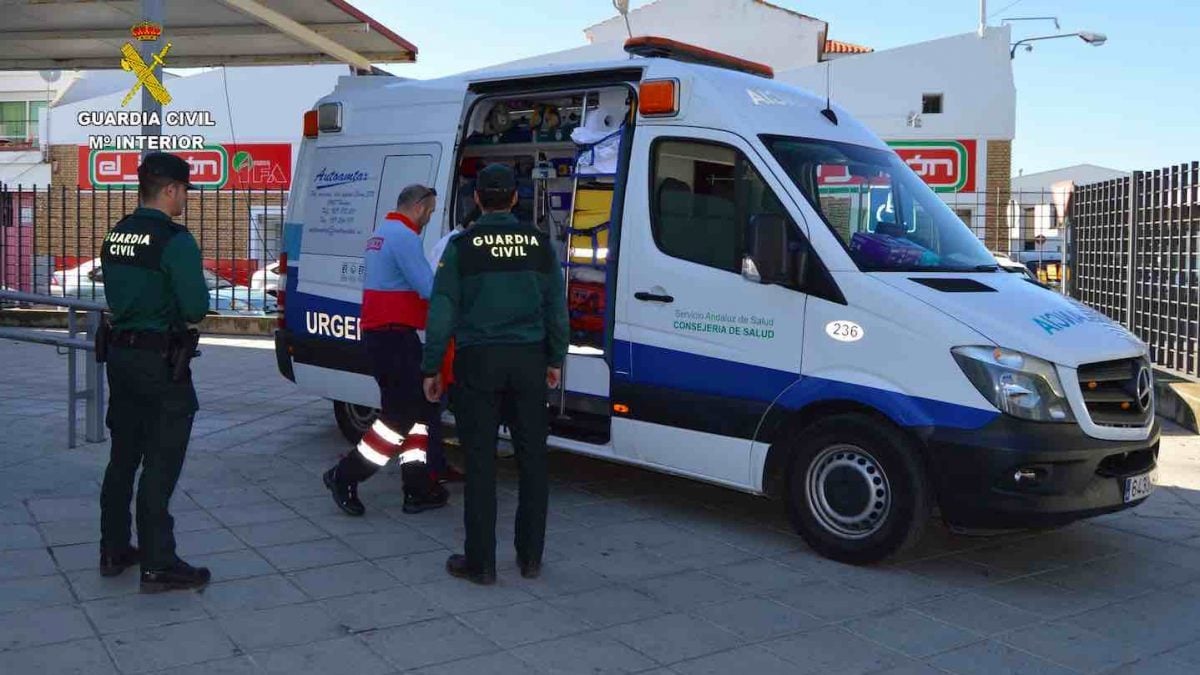 Agentes de la Guardia Civil, junto a una ambulancia (EUROPA PRESS).