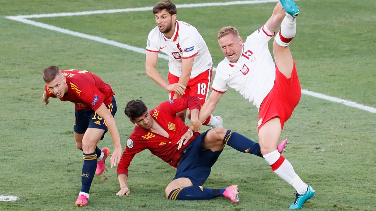 Dani Olmo y Morata caen en el área en el España-Polonia. (AFP)