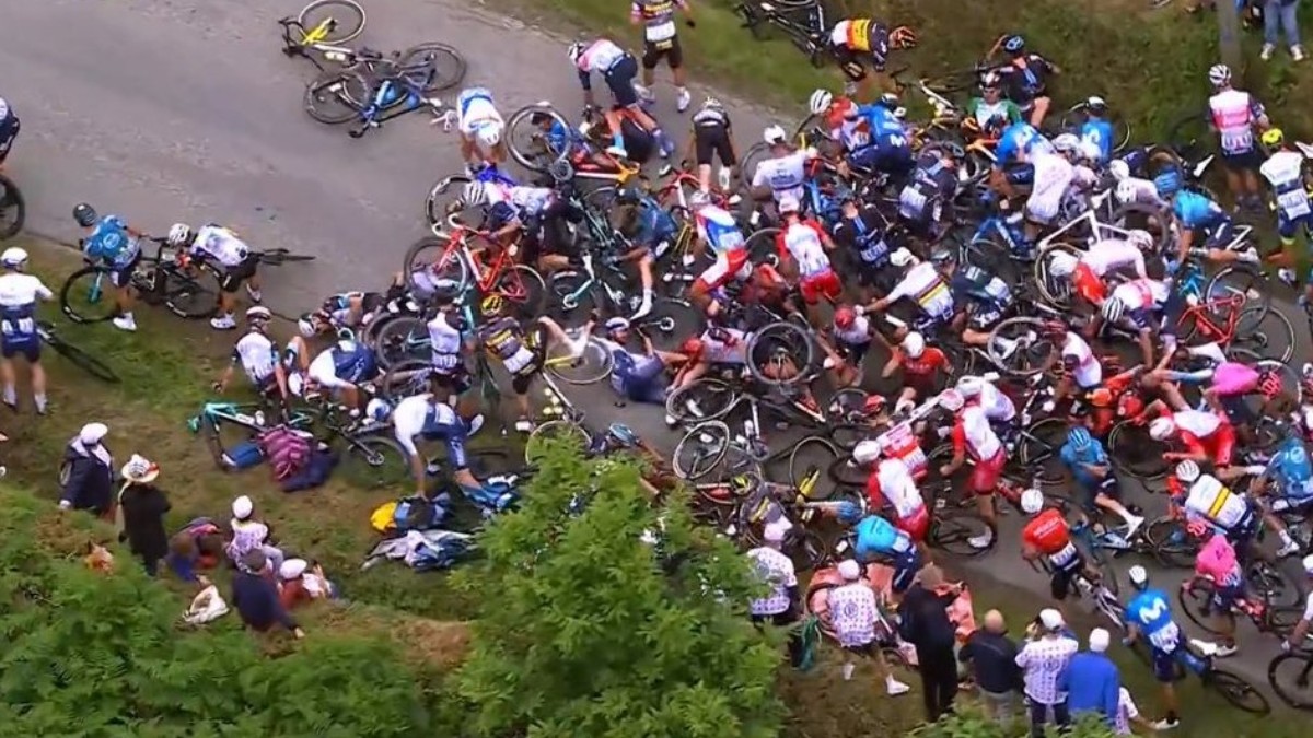 Multitudinaria caída en la primera etapa del Tour de Francia.