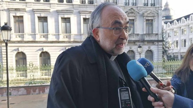 El arzobispo de Oviedo sobre los indultos: «No vienen precisamente de rezar el rosario»