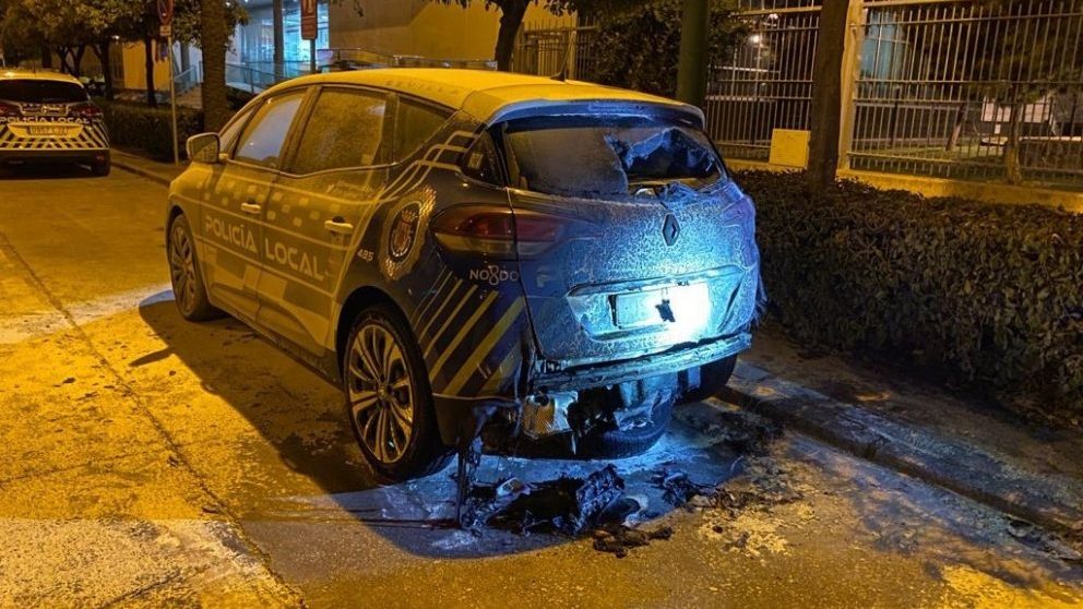 Coche patrulla incendiado en Sevilla.