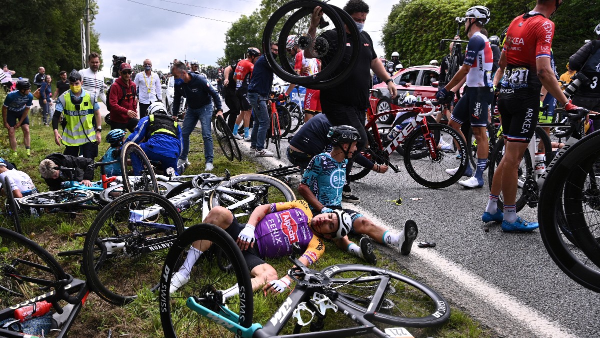 Varios ciclistas en el suelo tras una caída masiva en la primera etapa del Tour de Francia. (AFP)