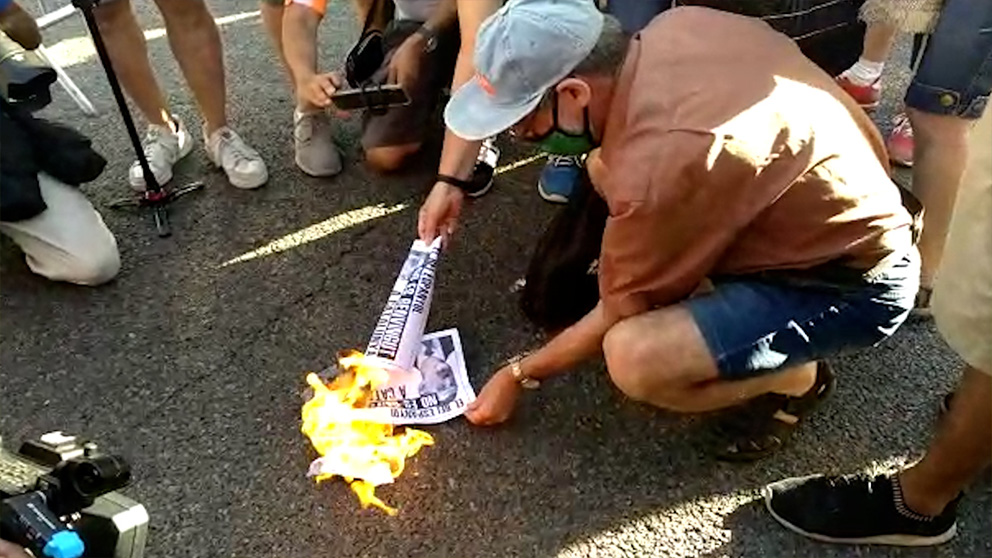 Grupo de CDR quemando fotos del Rey Felipe VI.