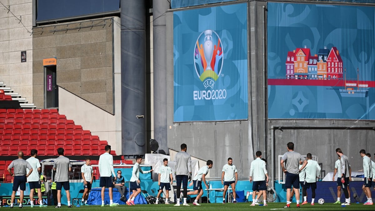 Los jugadores de España se entrenan sobre el césped del Parken. (AFP)