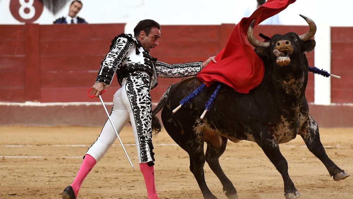 El diestro Enrique Ponce da un pase con la muleta al primero de su lote, en León.