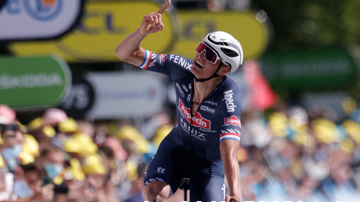 Van der Poel celebra su triunfo en la etapa 2 del Tour de Francia 2021. (AFP)