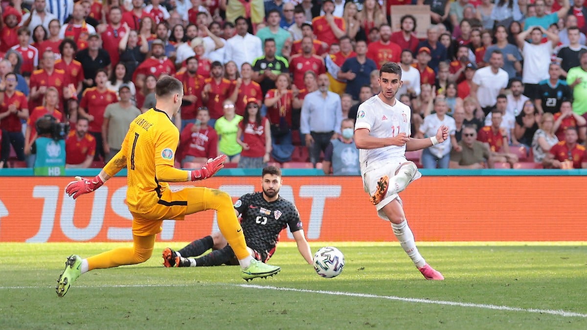 Ferran Torres define ante Croacia para hacer un gol. (Getty)